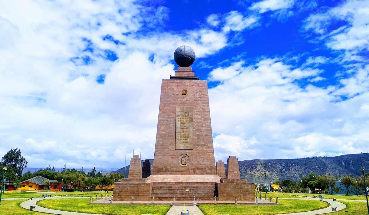mitad-del-mundo-quito.jpg